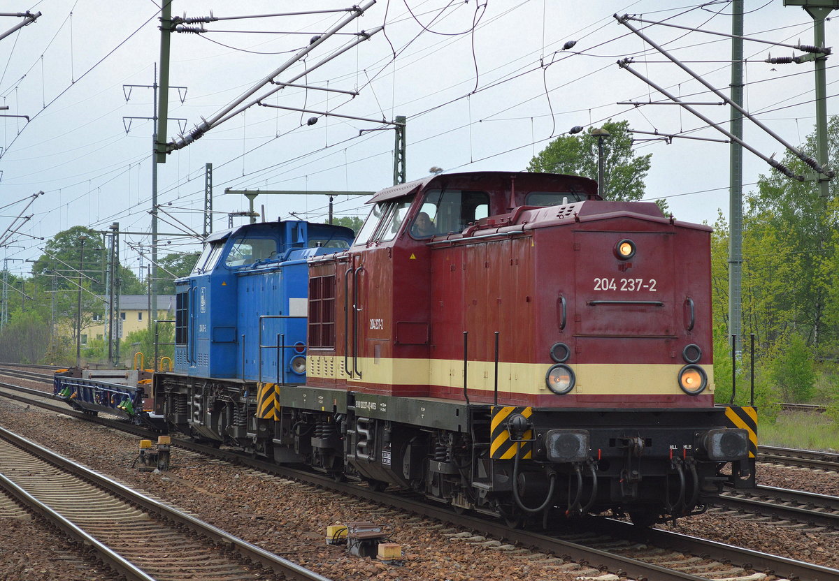 Wahrscheinlich für PRESS die Doppeltraktion MTEG 204 237-2 (202 237-4) + PRESS 204 011-5 (203 212-6) mit einem Niederflurwagen vom Typ Saadkms der Fa. BUG am 13.05.17 Bf. Flughafen Berlin-Schönefeld.