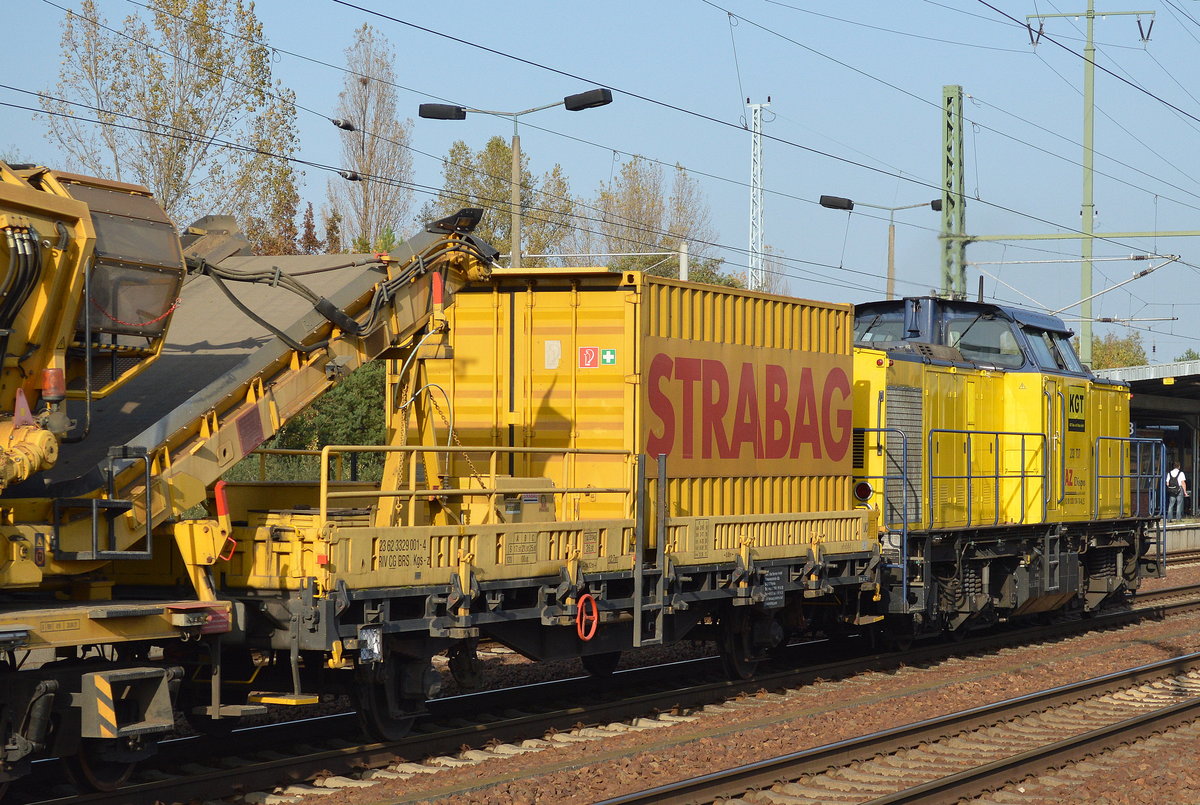 Wahrscheinlich ist kaum je jemanden aufgefallen das dieser zweiachsige Flachwagen mit Werkzeugcontainer der Fa. STRABAG eine recht exotische Registrierung besitzt, er ist in Montenegro unter der Nr. 23 RIV 62 CG-BRS 3329 001-4 Kgs-z registriert, hier am Endes Zuges mit der Lok KGT 203 737 am 16.10.17 Bf. Flughafen Berlin-Schönefeld.