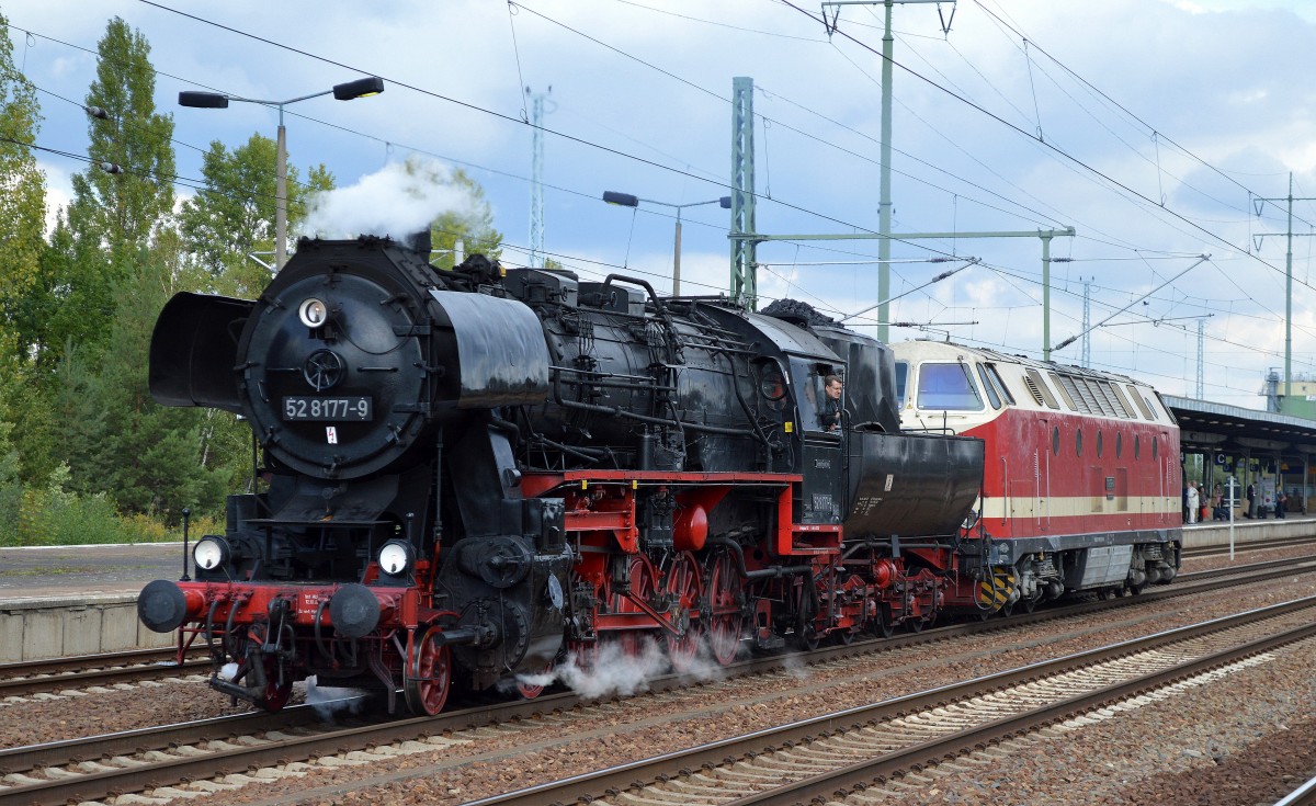 Wahrscheinlich unterwegs zu einem anderen Bahn-Event?, die Dampflokfreunde Berlin mit ihrer 52 8177-9 (90 80 0051 177-8 D-DLFB) mit 119 158-4 am Haken am 25.09.15 Durchfahrt Bhf. Flughafen Berlin-Sch�nefeld.