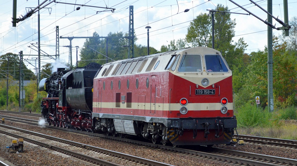 Wahrscheinlich unterwegs zu einem anderen Bahn-Event?, die Dampflokfreunde Berlin mit ihrer 52 8177-9 (90 80 0051 177-8 D-DLFB) mit 119 158-4 am Haken am 25.09.15 Durchfahrt Bhf. Flughafen Berlin-Schönefeld.