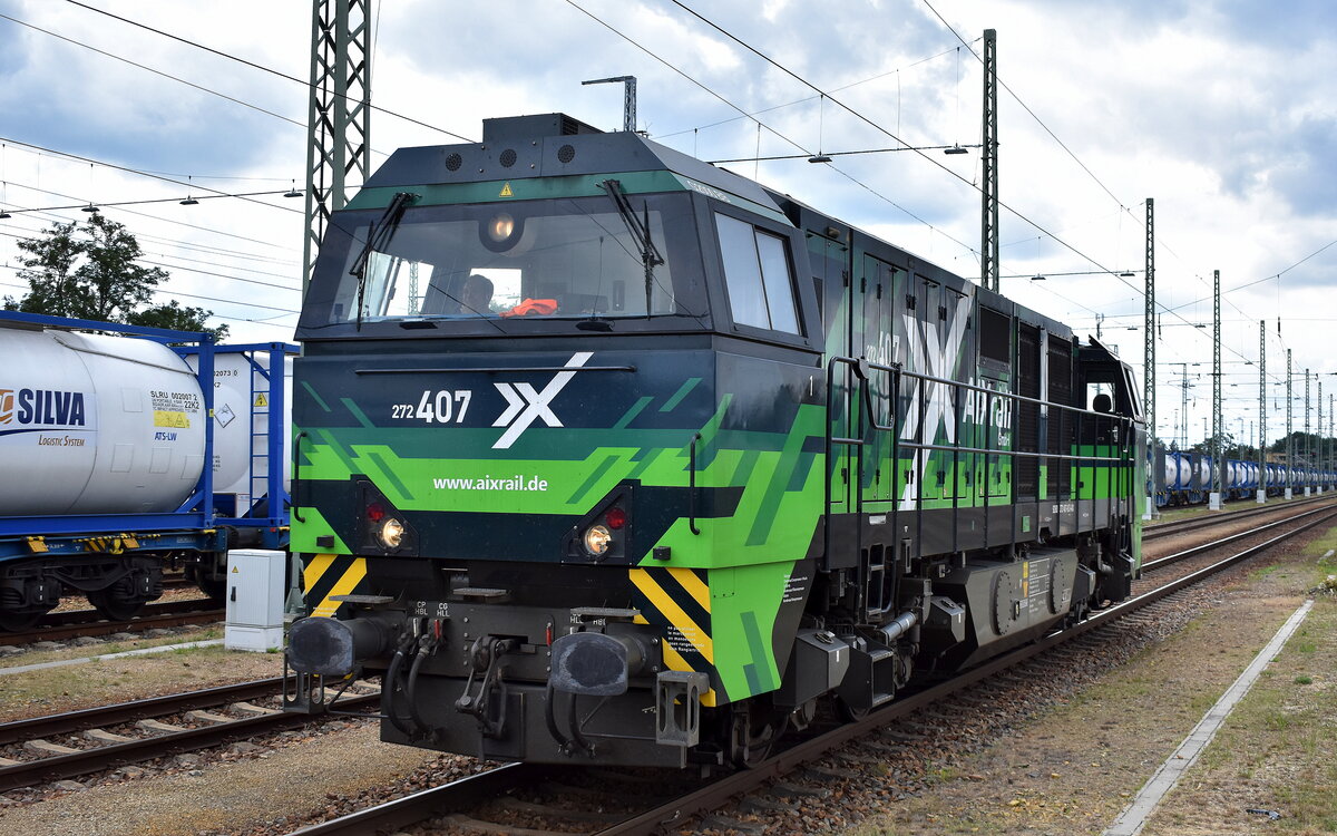 Wahrscheinlich weiterhin gemietet von der BELog Baustoffe- Entsorgung- Logistik GmbH & Co. KG, Langenau [D] die inzwischen in den Firmenfarben von der AIXrail GmbH, Aachen [D] gestaltete Lok  272 407  [NVR-Nummer: 92 80 1272 407-8 D-AIX] am 30.07.25 Durchfahrt Bahnhof Ruhland.