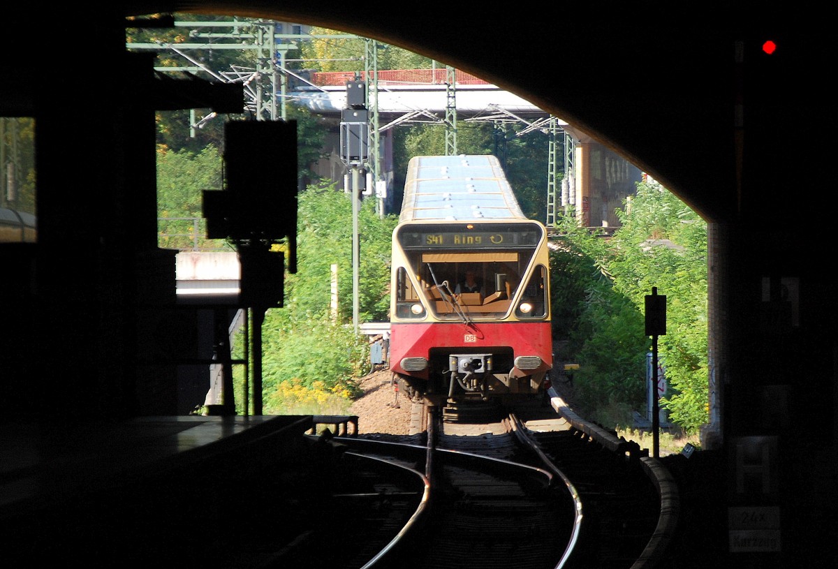 War einen Versuch wert vom Gegengleis aus durch die Strassenunterf�hrung die einfahrende S41 Ringbahn (BR 480) zum S-Bhf. Berlin Gesundbrunnen abzulichten, 05.09.13