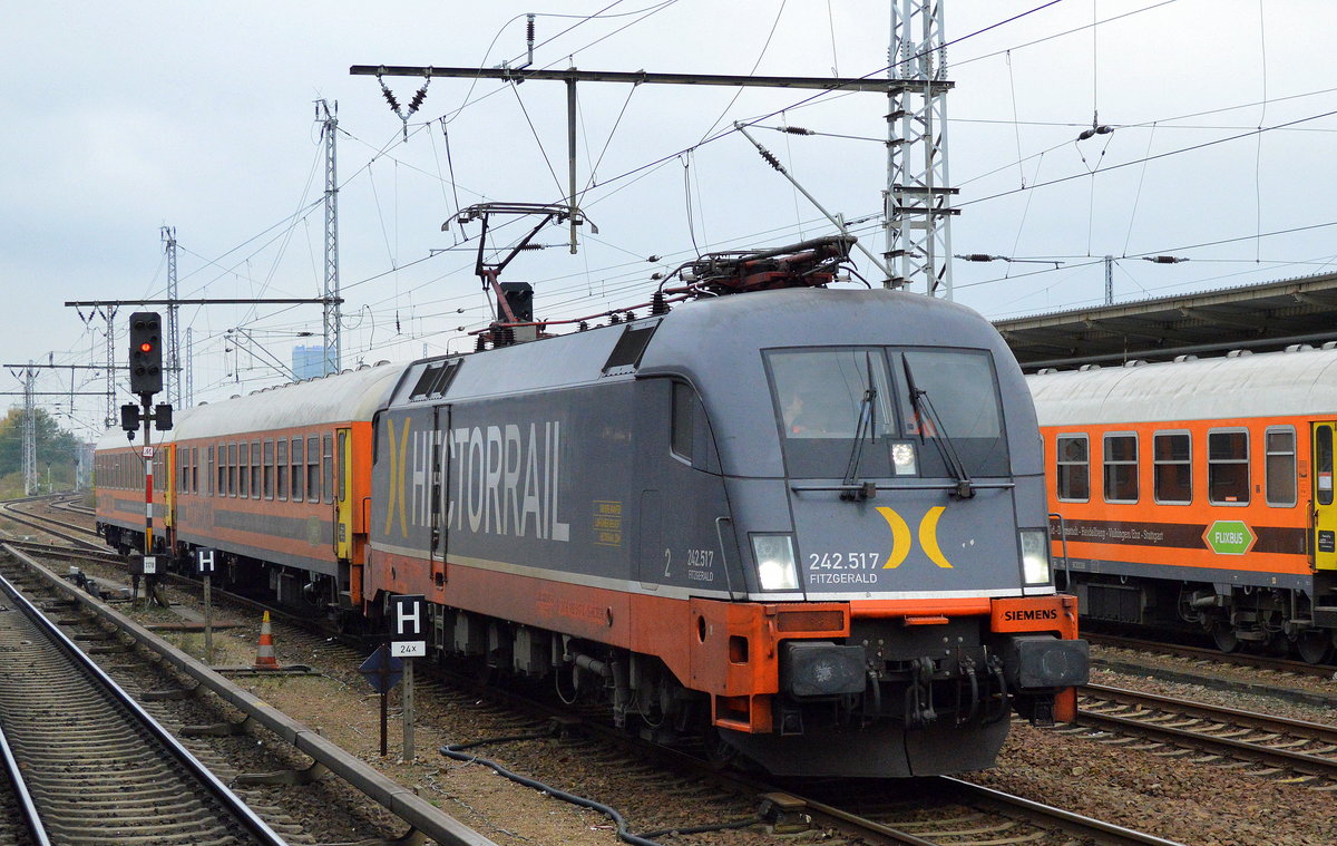 Was niemand wirklich geglaubt hätte, es findet seit 24.08.17 tatsächlich mehrmals wöchentlich wieder statt, der private Fernzug nach Stuttgart fährt wieder ab Berlin-Lichtenberg. Unter Federführung des tschechischen EVU LeoExpress mit dem Fernbusunternehmen FLIXBUS als Kooperationspartner und Ticketanbieter wird das insolvente Unternehmen Locomore weitergeführt. Auch die über Hectorrail angemietete 242 517  FITZGERALD  ist wieder für das Unternehmen im Einsatz. Hier kommt sie mit zwei Personenwagen aus Richtung Nöldenerplatz zur Bereitstellung im BF. Berlin-Lichtenberg, die restlichen Personenwagen standen am Bahnsteig schon in Bereitschaft abgestellt, 02.11.17