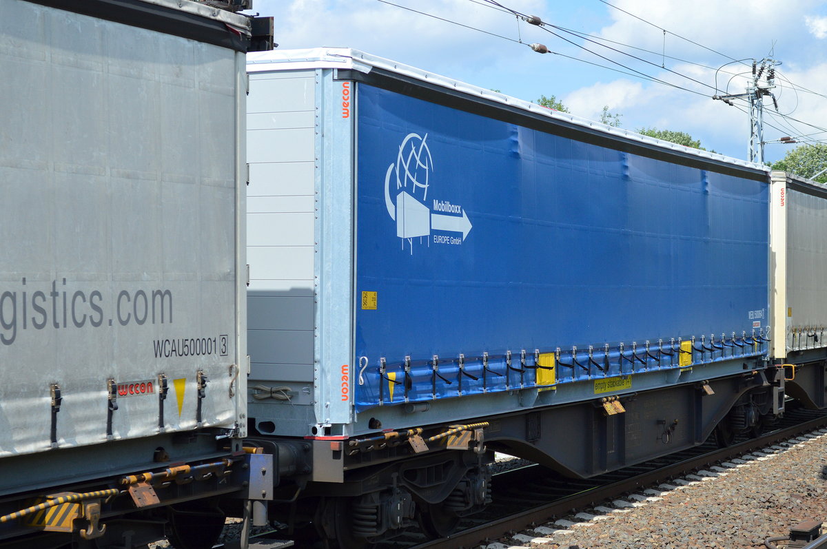 Wechsel LKW-Auflieger der Fa. Mobilboxx EUROPE GmbH am 02.06.16 Berlin-Hohenschönhausen.