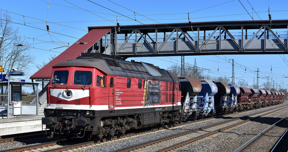 Wedler Franz Logistik GmbH & Co. KG, Potsdam mit ihrer  232 182-6  (NVR:  92 80 1232 182-6 D-WFL ) und einem Schotterzug (leer) am 03.04.25 Höhe Bahnhof Saarmund.