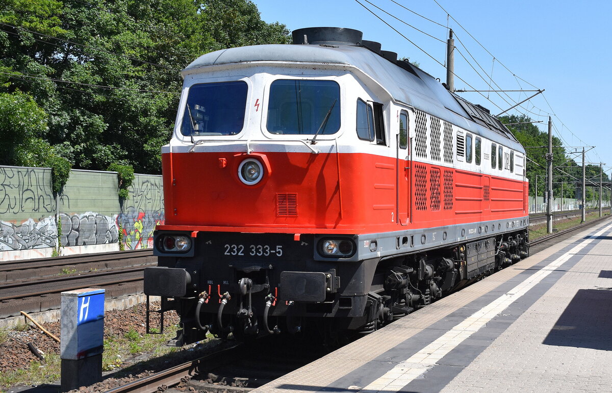 Wedler Franz Logistik GmbH & Co. KG, Potsdam mit ihrer  232 333-5  (NVR:  92 80 1232 333-5-D-WFL ) am 12.06.25 Durchfahrt Bahnhof Dallgow-Döberitz Richtung Elstal.