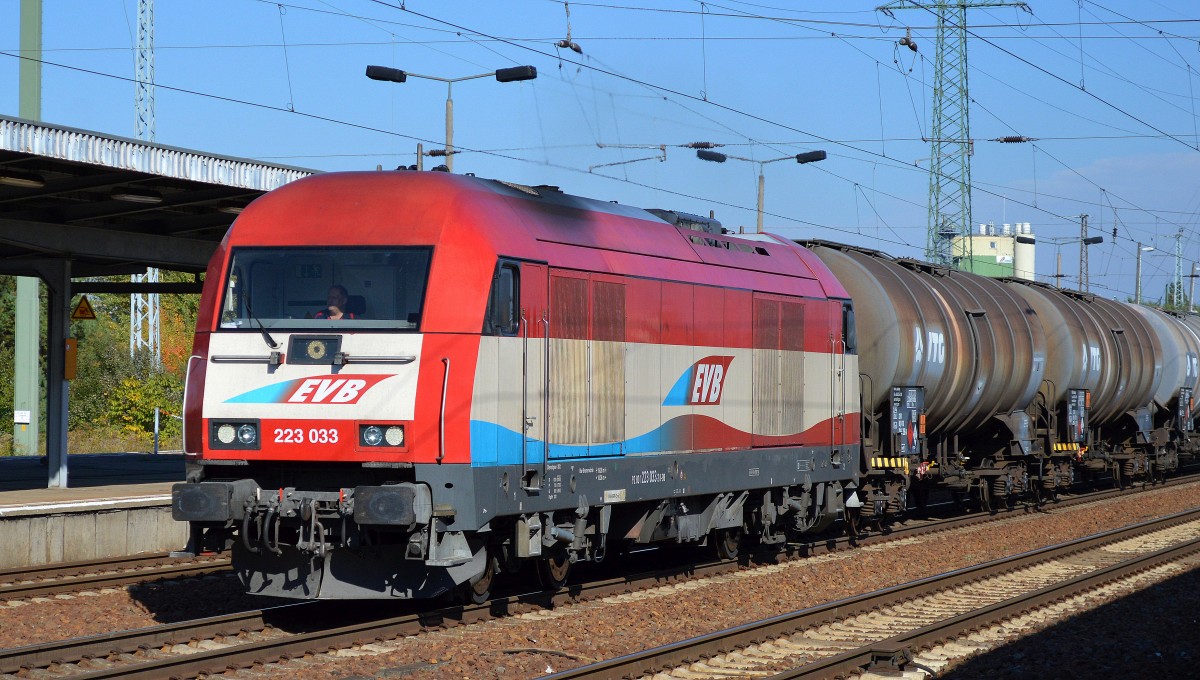 Weil ich die BR 223 optisch in fast allen Farben mag noch mal von Nahem EVB 223 033 mit Kesselwagenzug am 10.10.15 Durchfahrt Bhf. Flughafen Berlin-Schönefeld.