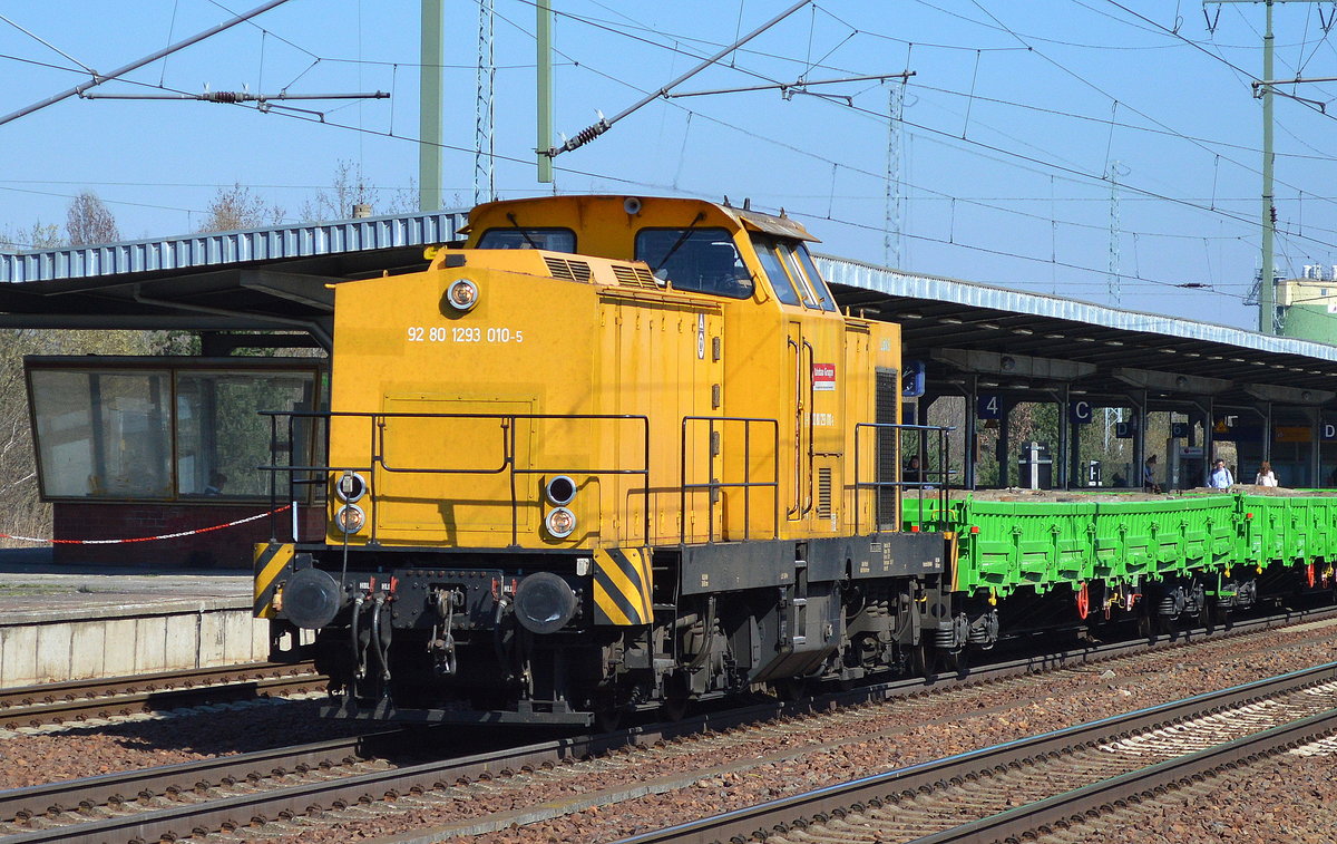 Weiterer Bauzug mit der DB Bahnbau Gruppe mit 293 010-5 und einigen BUG Drehgestell-Flachwagen am 28.03.17 Bf. Flughafen Berlin-Schönefeld.