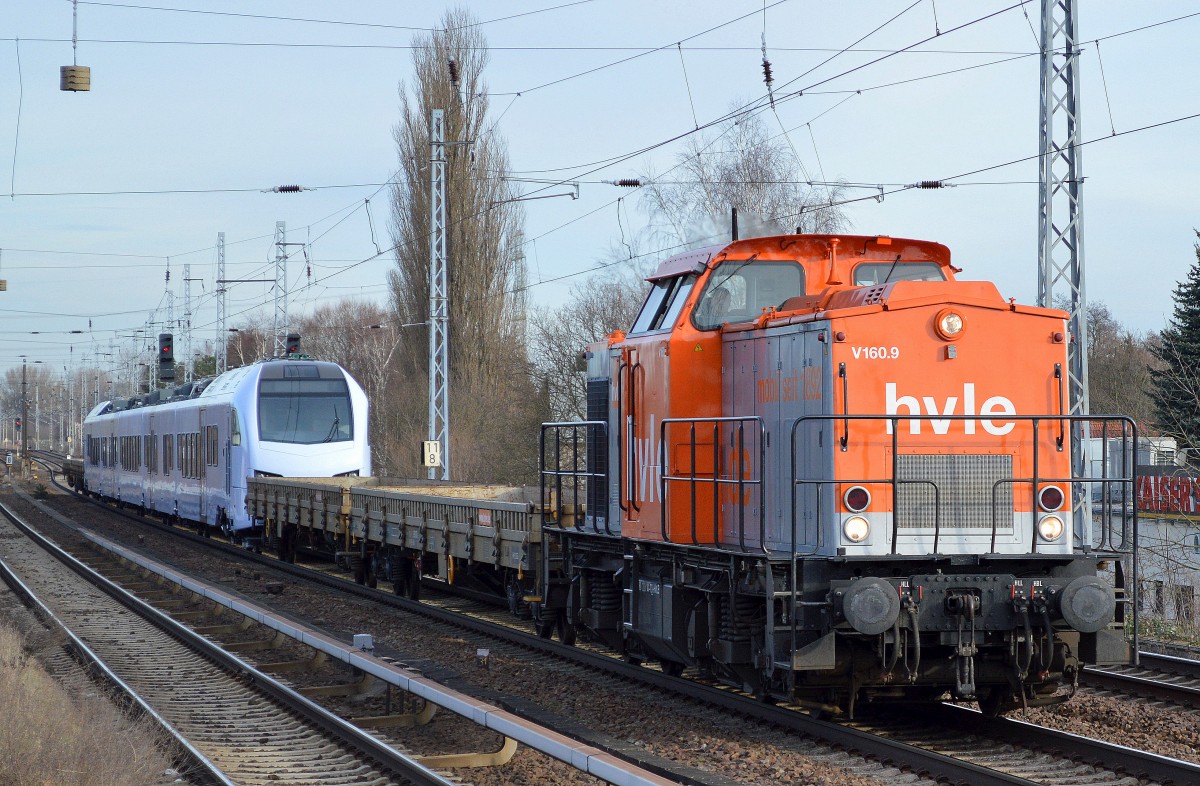 Weiterhin wird fleißig im Stadler-Werk Berlin-Pankow für die DB Regio Region Südwest der fünfteilige FLIRT produziert, diesmmal die Überführung von 429 627-3 durch hvle V160.9 (203 141-7), 16.01.15 Berlin-Karow 