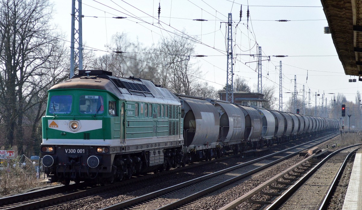 Welch ein Sound, V 300 001 (92 80 1232 404-4 D-TRG, Lugansk Bj. 1976) der SBW (Starkenberger Baustoffwerke GmbH) mit einem Ganzzug Staubgutwagen am 23.03.15 Berlin-Karow Richtung Bernau.