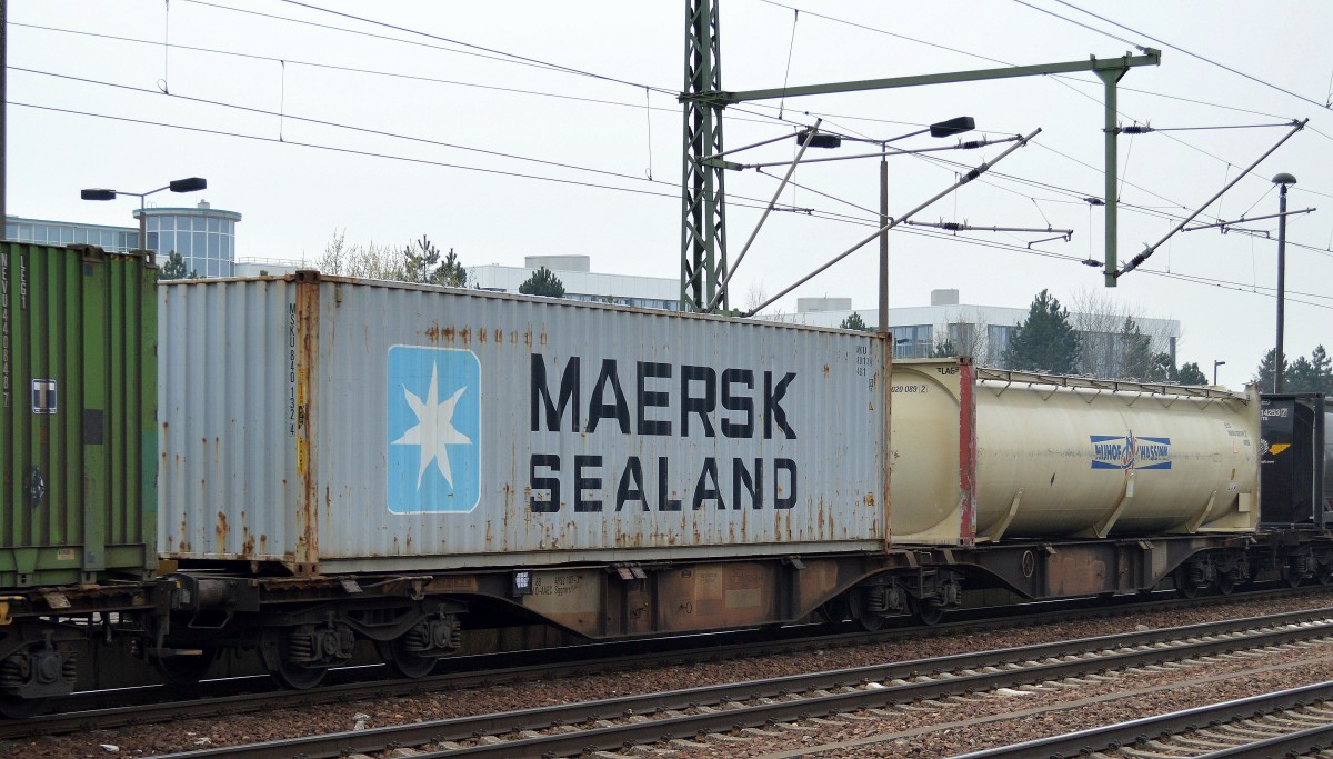 Weltbekannt und häufig zu sehen, auf Schiffen, in Häfen und natürlich auch im Bahnverkehr, die grauen Container mit der Aufschrift MAERSK bzw. MAERSK SEALAND der dänischen Reederei Maersk Line daneben ein Großtankcontainer von NIJHOF WASSINK, 01.04.14 Bhf. Flughafen Berlin-Schönefeld.