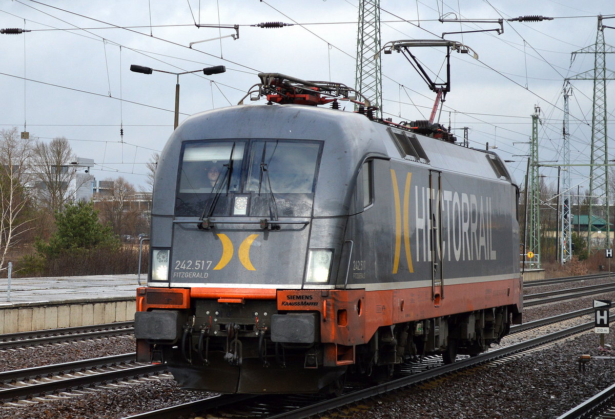 Wenn ich das richtig mitbekommen habe fährt Locomore nachwievor nicht mehr täglich 1x nach Stuttgart und zurück (was für eine Fehlplanung mit den Wagen, wirklich schade, angeblich soll es ab April wieder regulär weitergehen), hier fuhr die angemietete Hectorrail 242.517 überraschend alleine durch den Bf. Flughafen Berlin-Schönefeld, 01.03.17