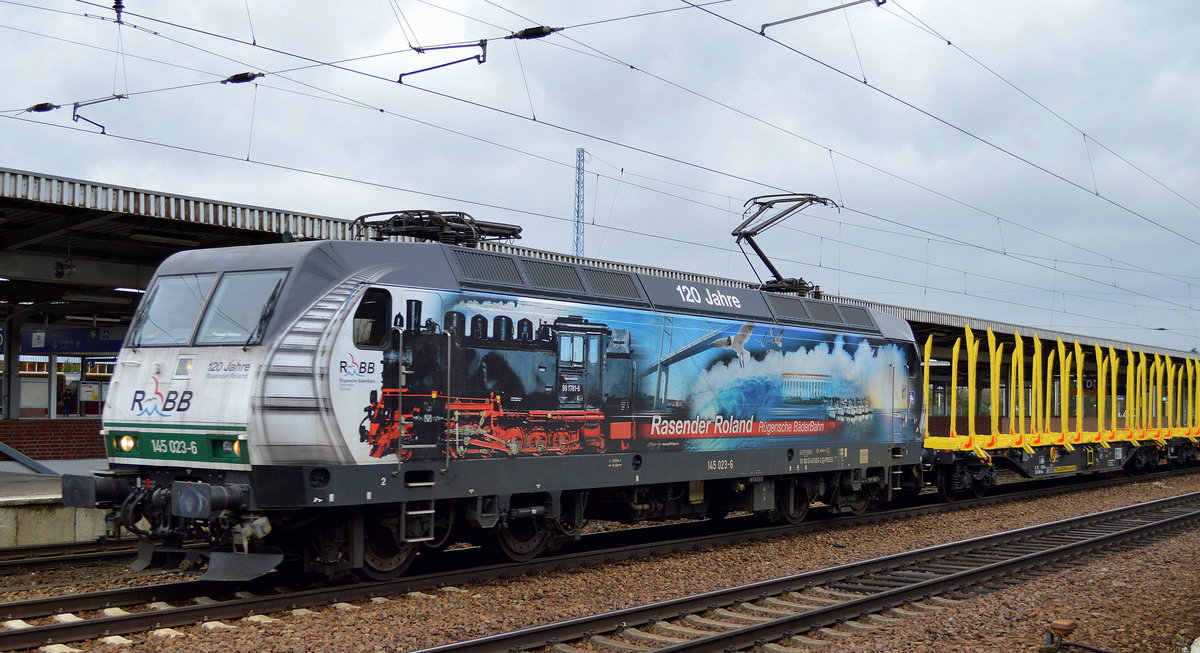 Wenn man sie so schön von der Seite erwischt ist sie immer wieder ein Bild wert, PRESS 145 023-6 (145 083-2) mit dem Leerzug Stammholz-Transportwagen am 07.03.17 Bf. Flughafen Berlin-Schönefeld.