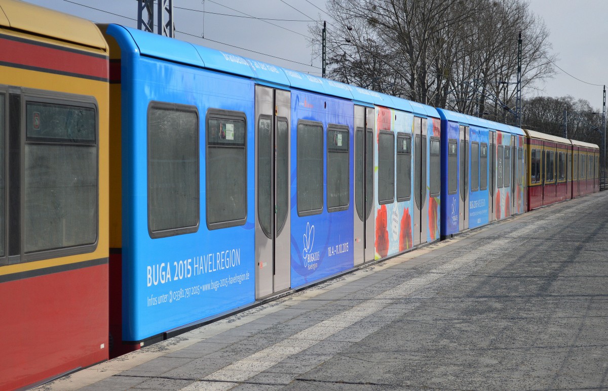 Wenn man z.Bsp. in diesen bunten Farben die gesamte S-Bahn in Berlin gestalten würde wäre das triste Bild der veralteten Triebzüge zumindestens etwas aufgefrischt, 18.02.15 Mühlenbeck7Mönchmühle b.Berlin.
