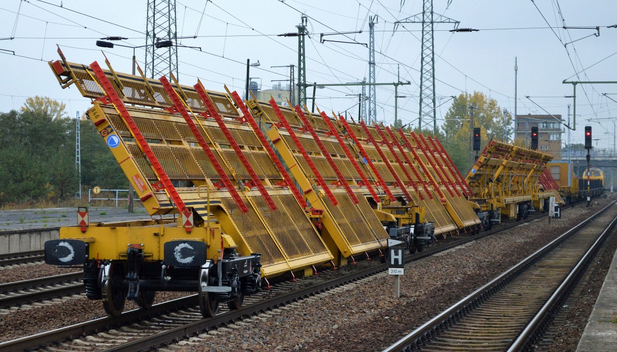 Wenn sie mit nach oben gerichteter Ladefl�che und dann noch in entgegengesetzter Richtung gekuppelt in einem Zug an einem vorbeifahren ergibt sich optisch schon ein faszinierendes Bild, die Weichentransportwagen vom Hersteller MATISA (Bj.2003) mit der Bezeichnung WTM 841 - WTM 846 am 19.10.15 Bhf. Flughafen Berlin-Sch�nefeld.