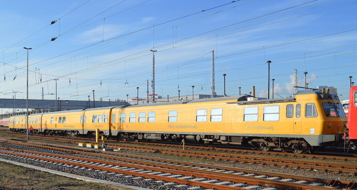 WFL 155 159-7 nahm am 29.11.17 den DB Netz Schienenprüfexpress 719 001 (99 80 9429 001-7 D-DB) an den Haken um den Zug ab Bf. Berlin-Lichtenberg abzutransportieren (Überführung?).