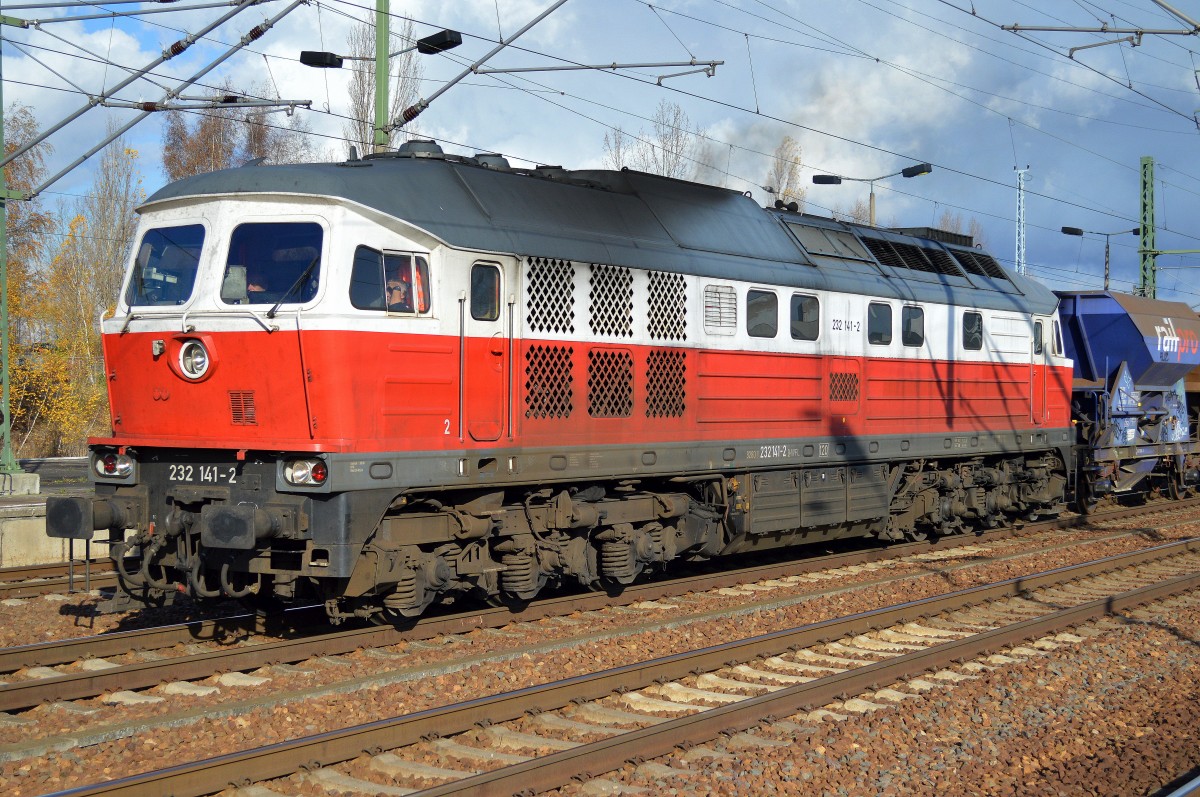 WFL 232 141-2 (92 80 1232 141-2 D-WFL) mit Schotterzug am 09.11.15 Bhf. Flughafen Berlin-Schönefeld.