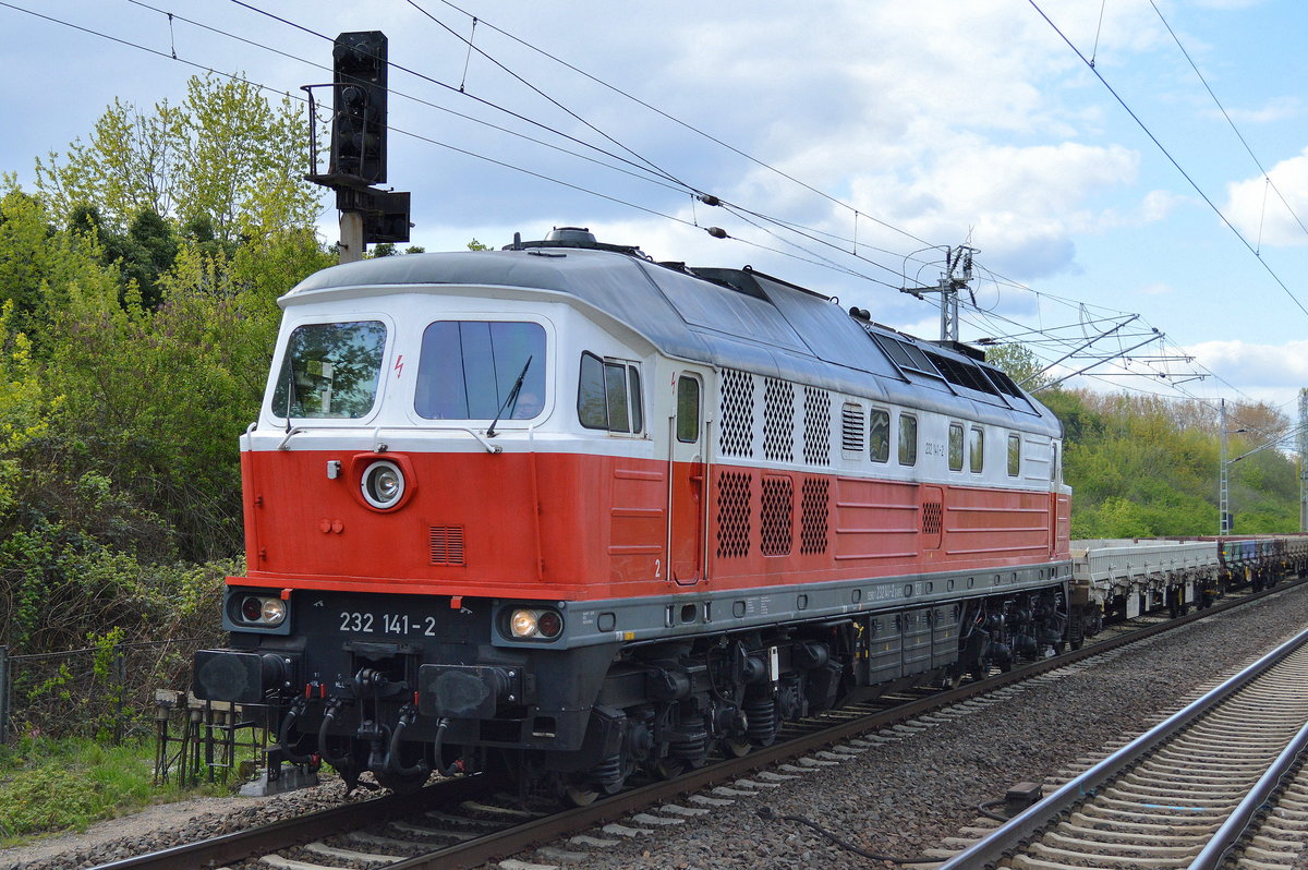 WFL 232 141-2 mit einigen leeren Drehgestell-Flachwagen Richtung Industrie-Übergabe Nordost am 19.04.17 Bf. Berlin-Hohenschönhausen. 