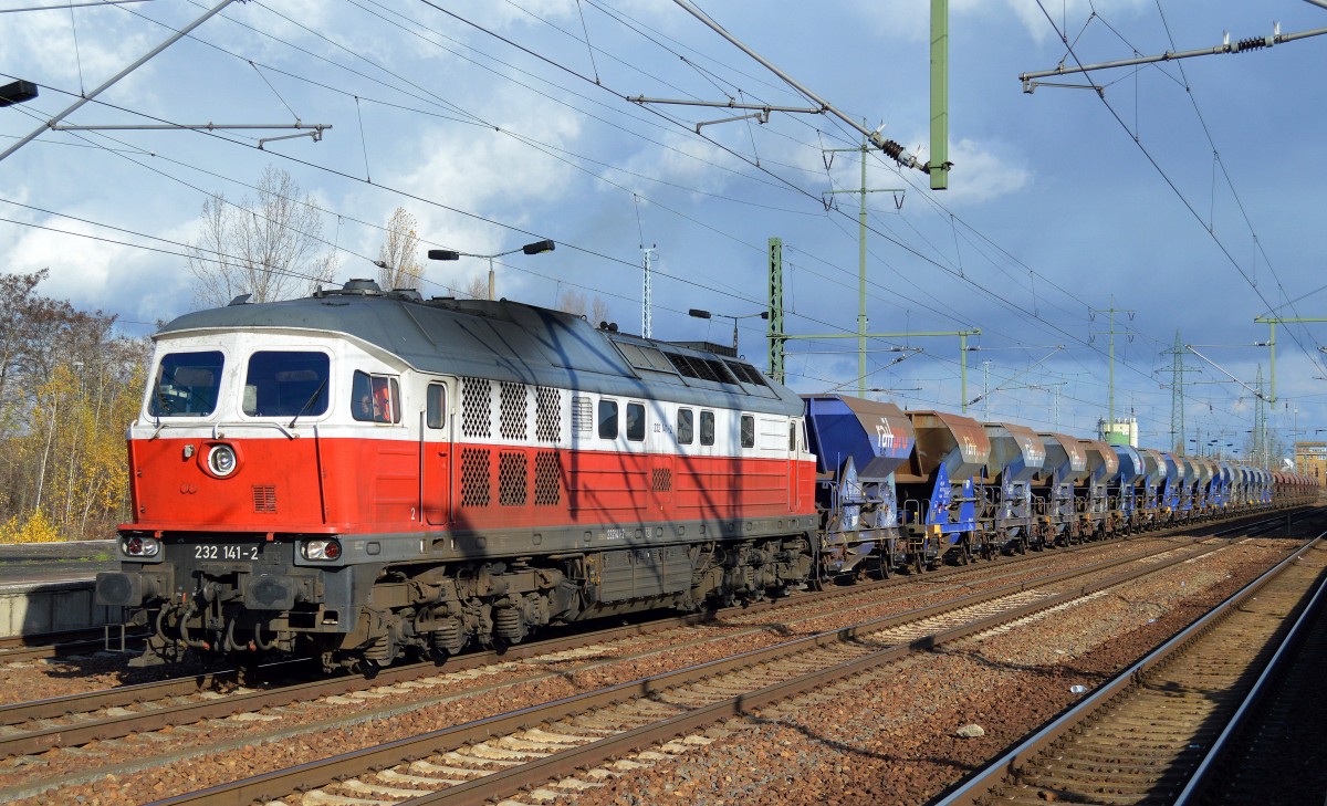 WFL 232 141-2 mit Schotterzug am 09.11.15 Bhf. Flughafen Berlin-Schönefeld.