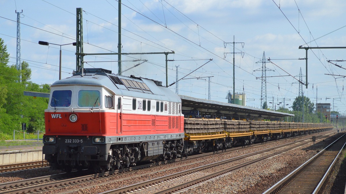 WFL 232 333-5 mit einem Ganzzug Oberbaustoffwagen mit Fertigbetonschwellen am 30.06.15 Durchfahrt Bhf. Flughafen Berlin-Schönefeld.