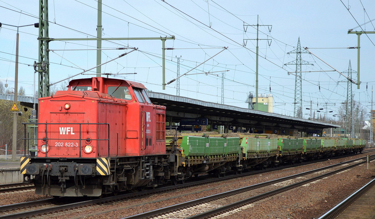 WFL Lok 15 /202 822-3 mit einigen BUG Drehgestell-Flachwagen bei der Durchfahrt Bf. Flughafen Berlin-Schönefeld am 22.03.17