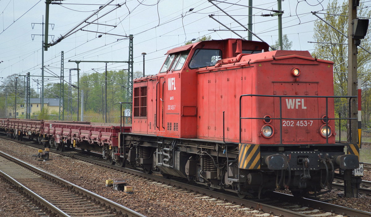 WFL Lok 16 202 453-7 [NVR-Nummer: 92 80 1203 217-5 D-WFL] am 21.04.17 mit ein paar Drehgestell-Flachwagen BF. Flughafen Berlin-Schönefeld.
