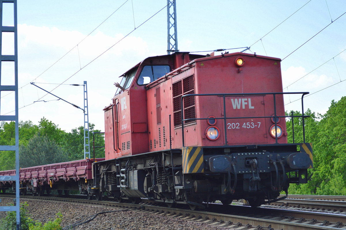 WFL Lok 16 202 453-7 (203 217-5 ) mit einigen Drehgestell-Flachwagen am 22.05.17 Berlin-Wuhlheide. Vielen Grüße an den Tf. !!!