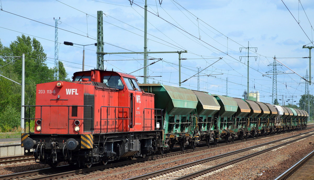 WFL Lok 21/203 113-6 mit einem Schotterzug aus grünen ITL Schüttgutwagen bestehend am 23.07.16 Bf. Flughafen Berlin-Schönefeld.
