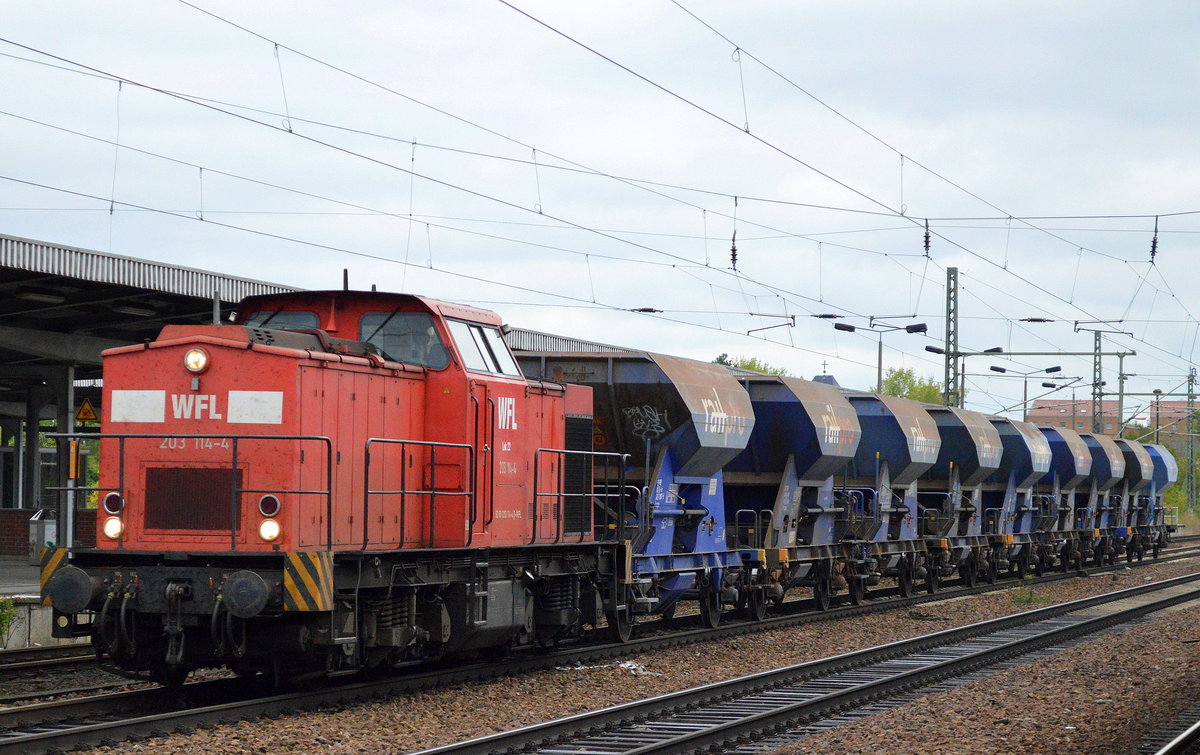 WFL Lok 22 (203 114-4) mit Schotterzug am 06.10.16 Bf. Flughafen Berlin-Schönefeld.