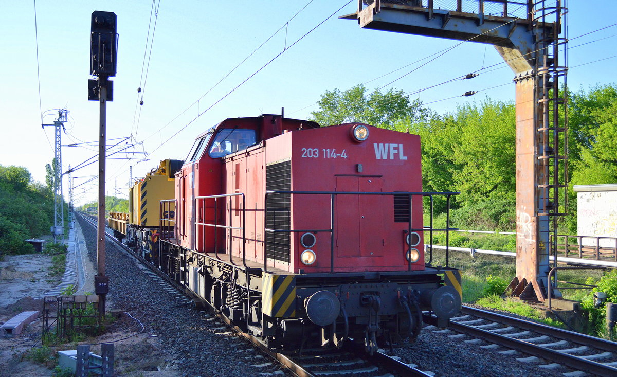 WFL Lok 22/203 114-4 mit Gottwald Schienengleisbaukran + Schutzwagen am Haken am 13.05.16 Berlin-Hohenschönhausen.