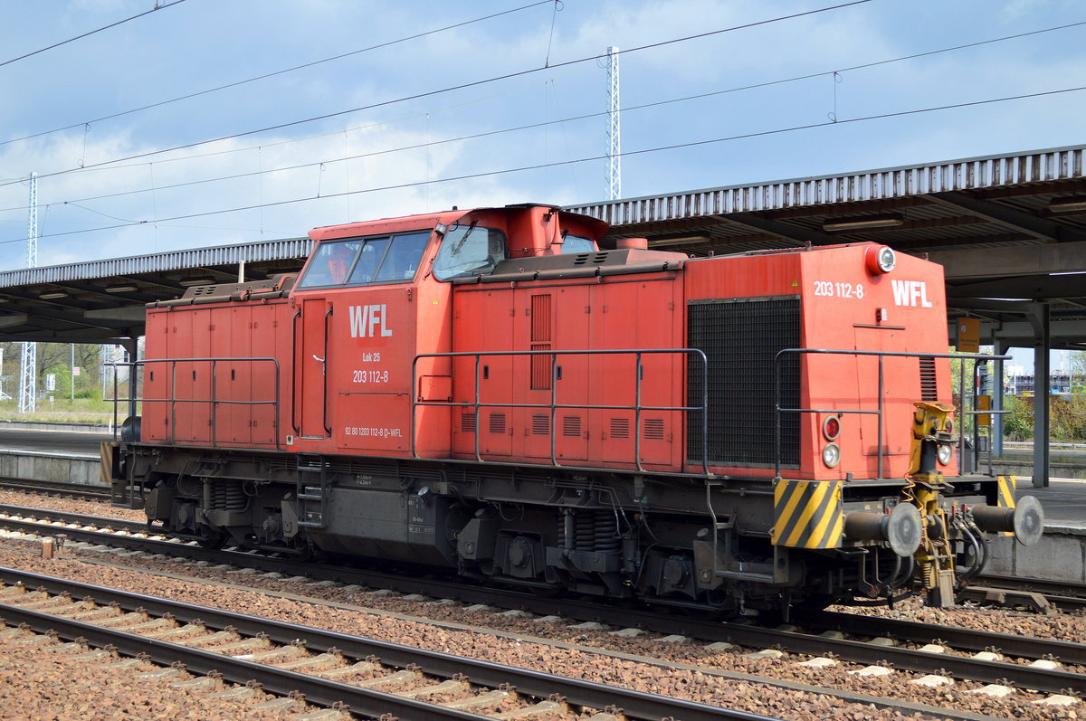 WFL LOK 25/ 203 112-0 am 18.04.17 Durchfahrt Bf. Flughafen Berlin-Schönefeld.