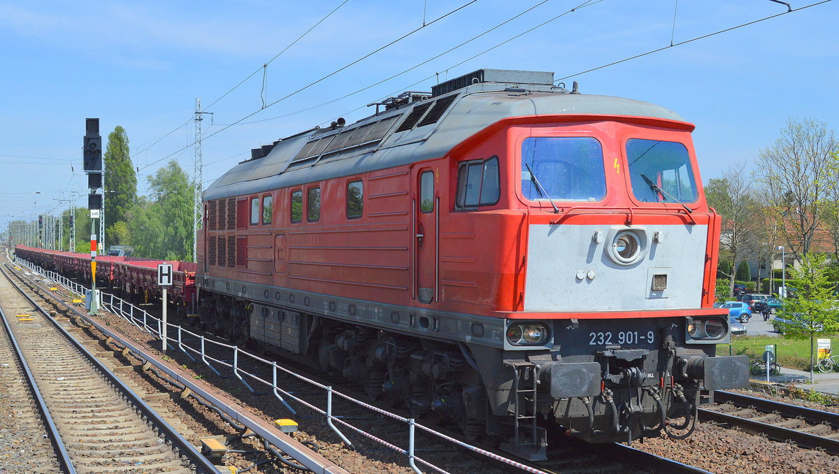 WFL mit ihrer 232 901-9 und mehreren Drehgestell-Flachwagen (leer) Richtung Karower Kreuz am 11.05.17 Berlin-Karow.