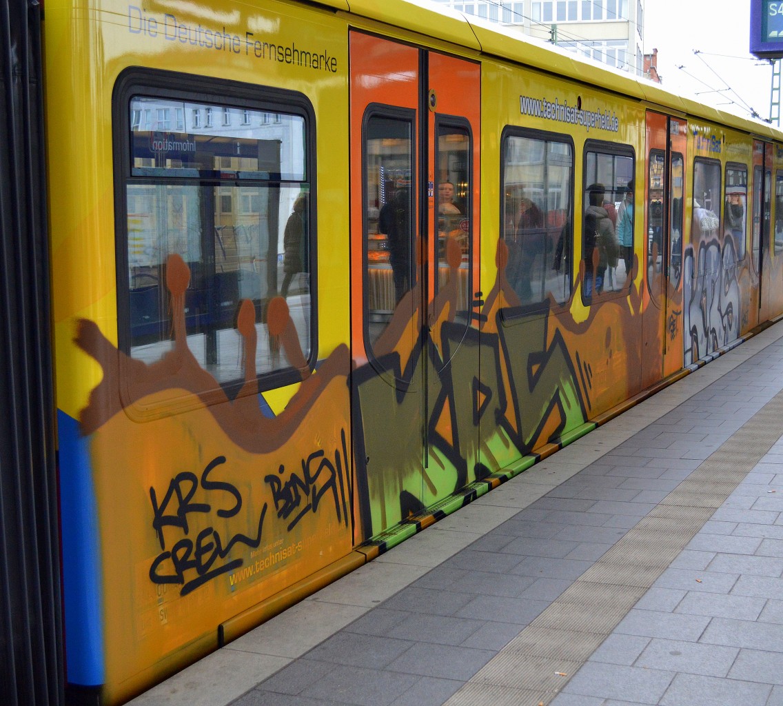 Wie erwartet auch bunte Farbefolie hält die Sprayer nicht ab sich auszutoben, 28.03.15 Berlin-Wedding. 