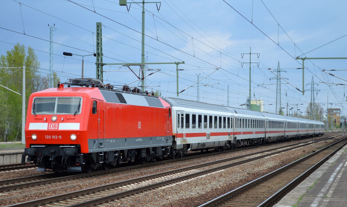 Wie fabrikneu glänzte die 1987 zugelassene 120 102-9 mit IC-Wagengarnitur bei der Durchfahrt Bhf. Flughafen Berlin-Schönefeld, 26.04.15