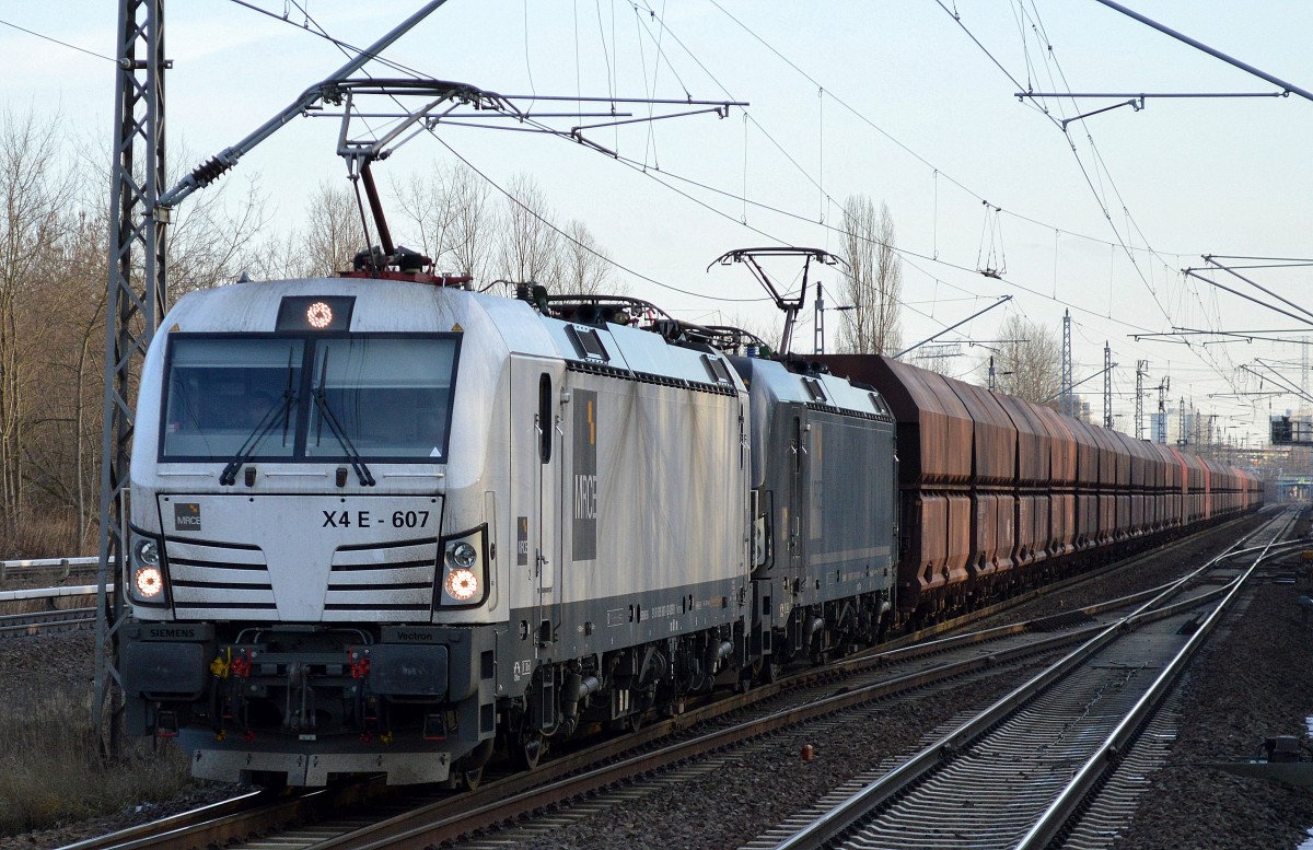 Wie ich es mir schon gedacht hatte setzt DB Schenker Rail jetzt wohl regelmäßig ihre angemietete MRCE Vectron Flotte für ihre fast täglichen Erzzüge ein, hier in Doppeltraktion X4 E - 607 [NVR-Number: 91 80 6193 607-9 D-DISPO, Siemens Bj.2015] + X4 E - 874 [NVR-Number: 91 80 6193 874-5 D-DISPO, Siemens Bj.2014]  mit einem Leerzug am 14.01.16 Berlin-Hohenschönhausen.