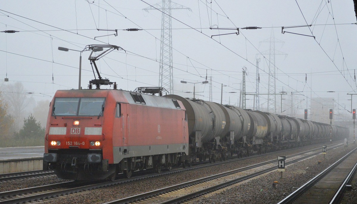 Wie ich schon ahnte sind wir im Nordosten Deutschlands bis auf ganz kleine kurzweilige Ausnahmen am Freitag und am Wochenende vom Wetter her im Moment wirklich benachteiligt, die Nebelsuppe die uns schon vorige Woche begleitete hält auch in der letzten Novemberwoche 2014 an, daher sind die meisten Bilder sehr sehr grau. Hier kommt 152 164-0 mit einem Heizoelkesselwagen durch den Bhf. Flughafen Berlin-Schönefeld gefahren, 25.11.14 
