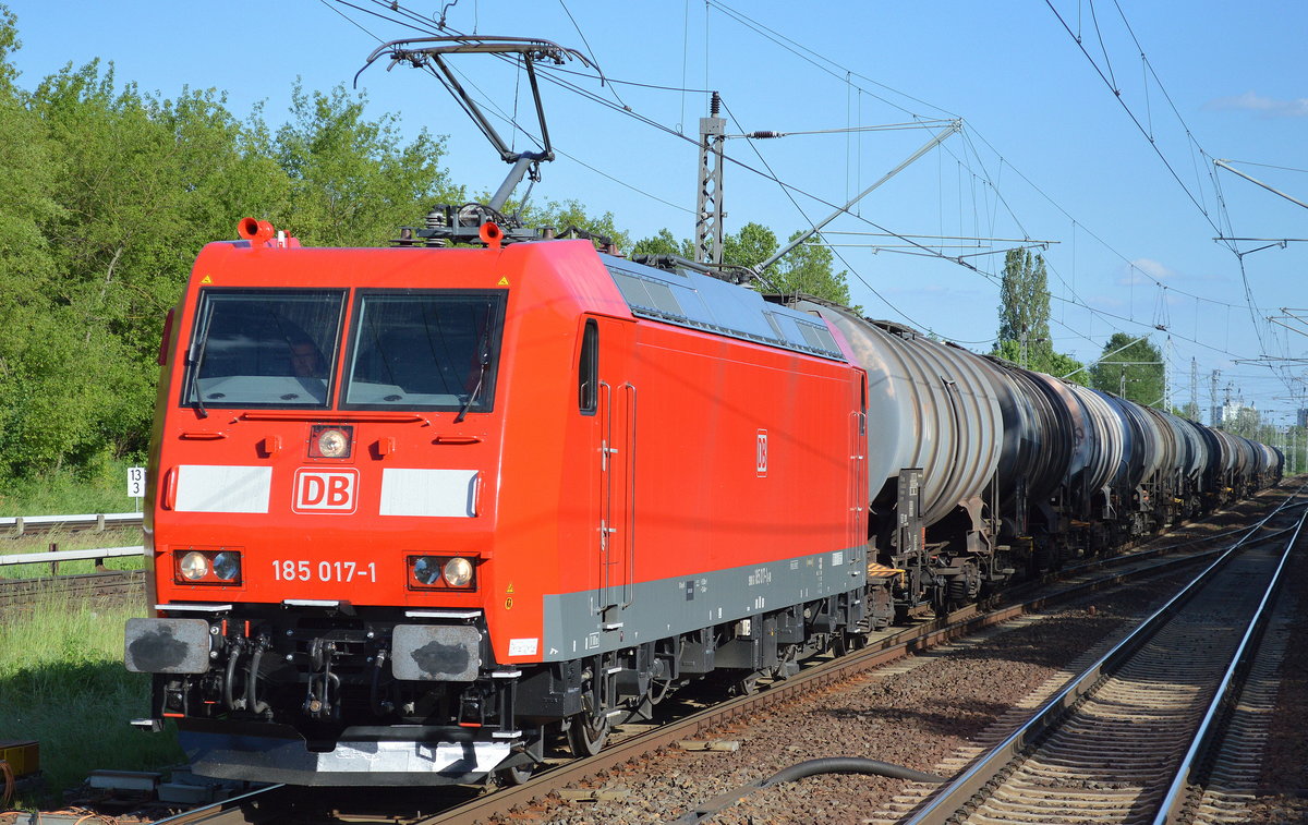 Wie neu, 185 017-1 mit Kesselwagenzug (leer) am 31.05.17 Bf. Berlin-Hohenschönhausen.