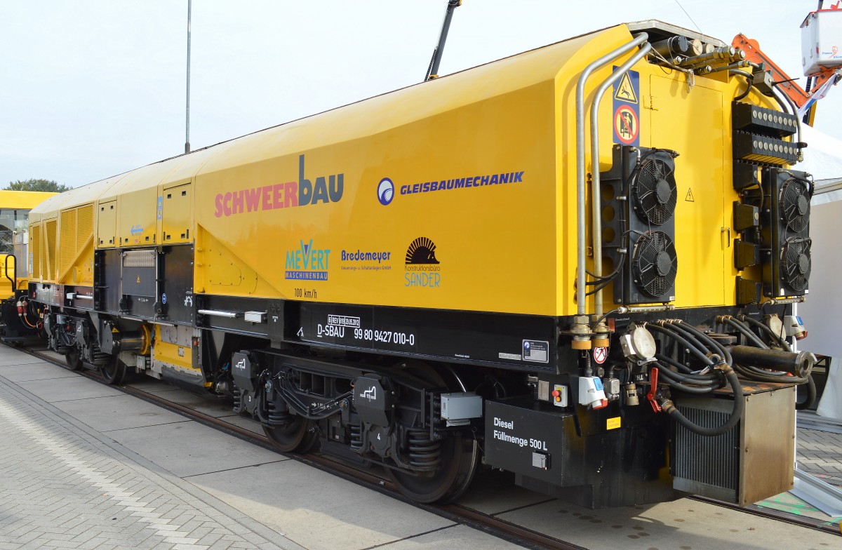 Wie schon 2012 wird auf der Inno Trans 2014 hier noch mal das selbstfahrende Maschinenmodul, ein Drehhobel mit der Bezeichnung D-HOB 2500 für die Gleisbearbeitung von den Firmen Mevert Maschinenbau + Gleisbaumechanik Brandenburg/H GmbH und Kirchmöser präsentiert. Im Einsatz bei der Fa. Schweerbau mit der Nr. D-SBAU 99 80 9427 010-0, Inno Trans Berlin 24.09.14