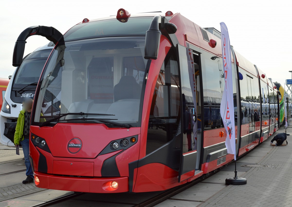 Wie schon vor zwei Jahren auf der Inno Trans 2012 präsentiert wiederum die türkische Fa.Durmaszlar noch mal die Silkworm, ein kleine aber sehr sehr schöne Straßenbahn innen wie außen, 24.09.14 Inno Trans Berlin. 