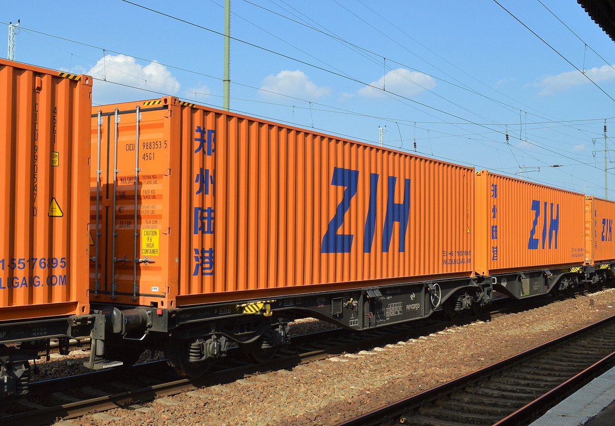 Wieder ein langer Containerzug nach Polen mit den orangen ZIH Containern am 14.09.16 Bf. Fluaghfen Berlin-Schönefeld.