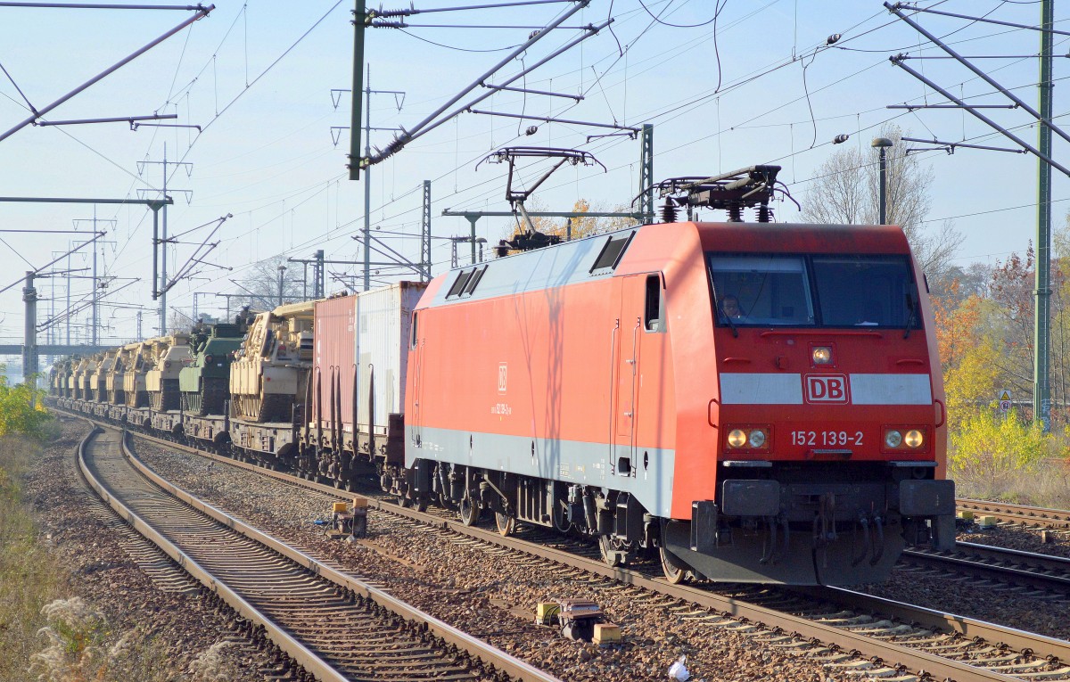 Wieder eine Verlegungsfahrt von schwerem US-amerikanischen Kriegsgerät Richtung Osten, 152 139-2 transportiert eine Reihe Kampf-, Berge- und Flugabwehrpanzer einer US-amerikanischen Einheit am 31.10.15 Flughafen Berlin-Schönefeld.