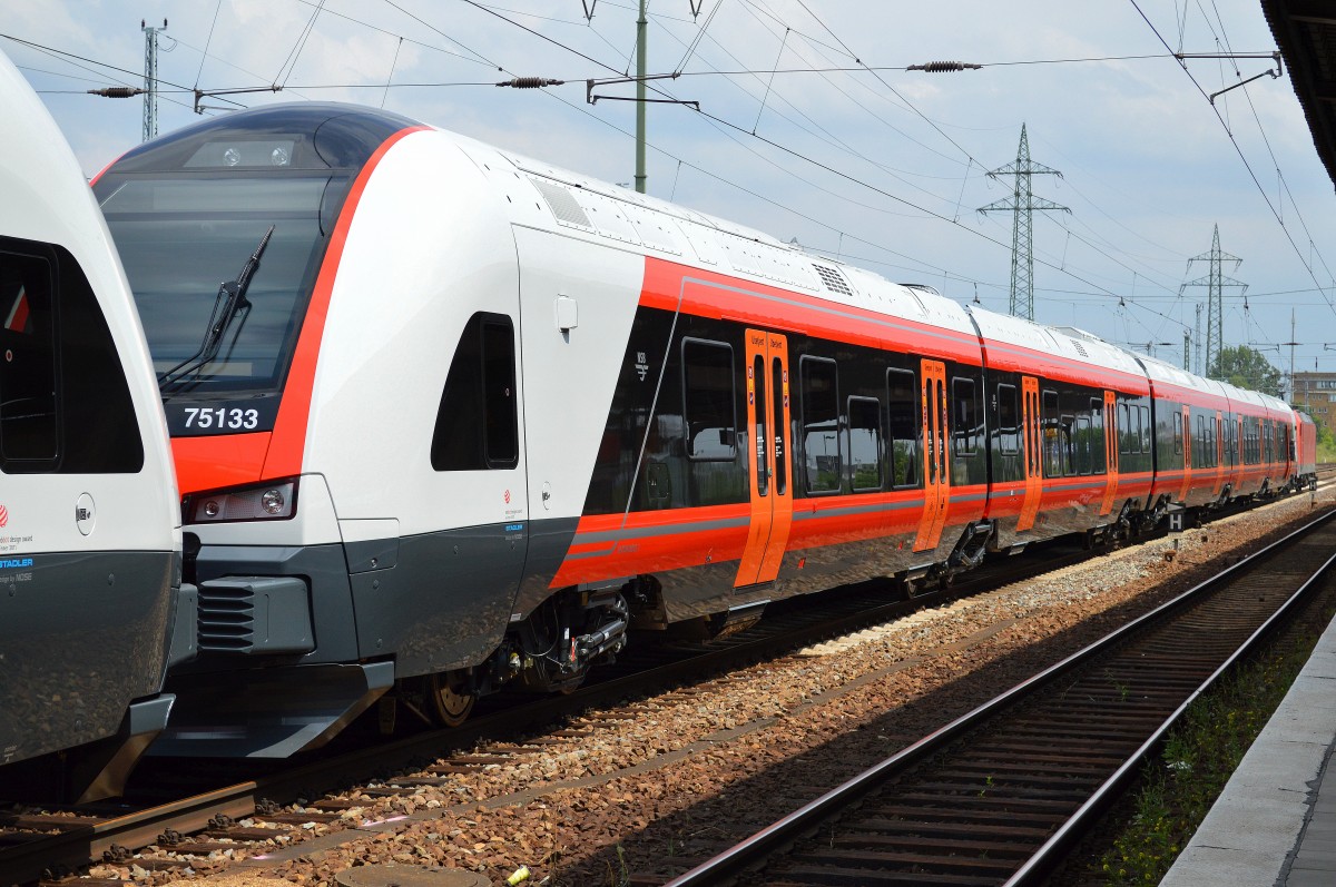 Wiedermal eine Überführung der optisch hervorragenden STADLER FLIRT Triebzüge (fünfteilig) speziell für die norwegische NSB konzipiert am 09.07.14 Bhf. Flughafen Berlin-Schönefeld, hier der Triebzug 75133.  