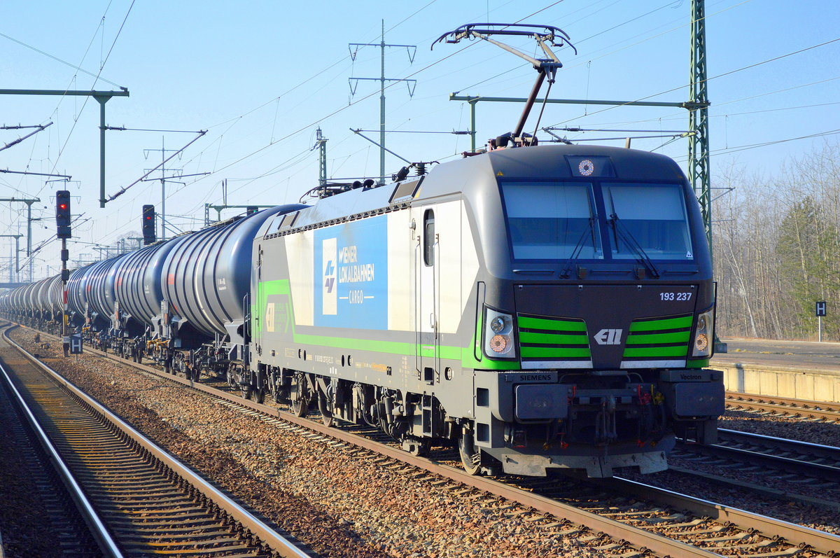 Wiener Lokalbahnen Cargo GmbH mit der ELL Vectron 193 237-5 [NVR-Number: 91 80 6193 237-5 D-ELOC, Siemens Bj.2015] und einem Kesselwagenzug (Ethanol) am 13.02.17 Bf. Flughafen Berlin-Schönefeld.