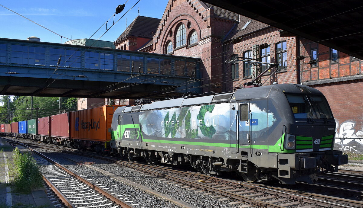 Wiener Lokalbahnen Cargo GmbH, Wien [A] mit der geleasten ELL Vectron  193 213  [NVR-Nummer: 91 80 6193 213-6 D-ELOC] und einem Containerzug Richtung Hamburger Hafen am 14.05.25 Höhe Bahnhof Hamburg-Harburg.