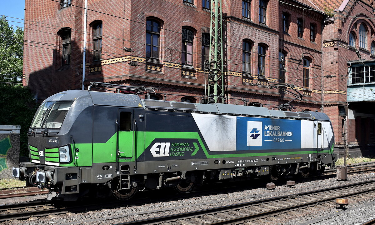 Wiener Lokalbahnen Cargo GmbH, Wien [A] mit der geleasten ELL Vectron   193 238  [NVR-Nummer: 91 80 6193 238-3 D-ELOC] am 20.05.25 Höhe Bahnhof Hamburg-Harburg.