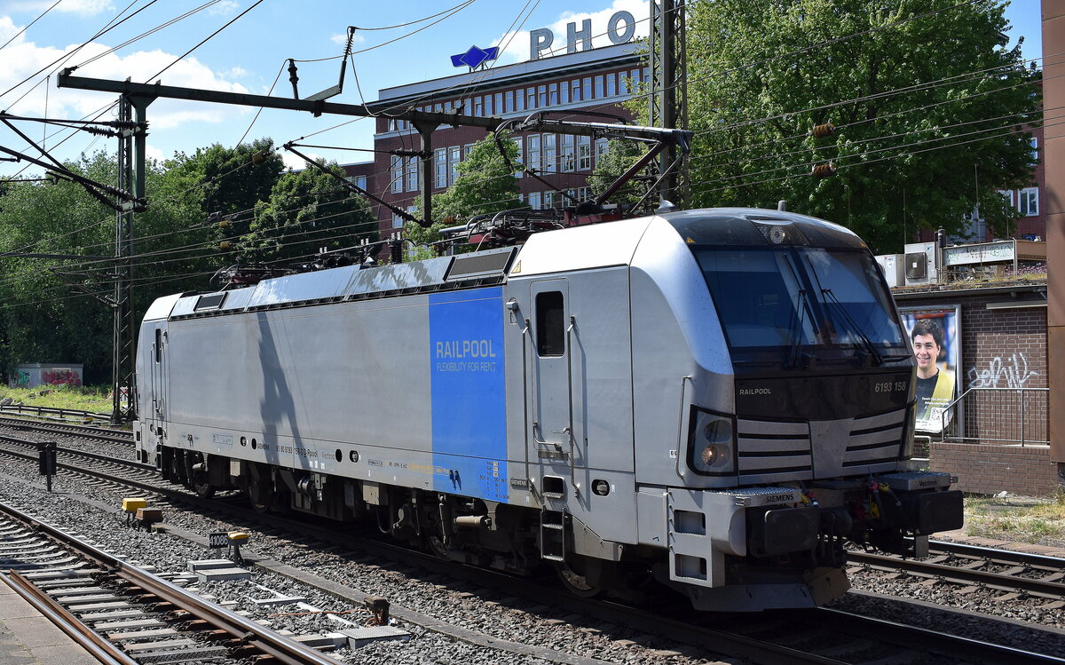 Wiener Lokalbahnen Cargo GmbH, Wien [A] mit der geleasten Railpool Lok  6193 158  [NVR-Nummer: 91 80 6193 158-3 D-Rpool] am 20.05.25 Höhe Bahnhof Hamburg-Harburg.