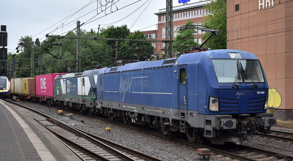Wiener Lokalbahnen Cargo GmbH, Wien [A] mit Doppeltraktion mit der von der mgw Service GmbH & Co. KG, Kassel [D] gemieteten Vectron  193 845  [NVR-Nummer: 91 80 6193 845-5 D-MGW] + der geleasten ELL Vectron  193 251  [NVR-Nummer: 91 80 6193 251-6 D-ELOC] und einem Containerzug Richtung Hamburger Hafen am 27.05.25 Höhe Bahnhof Hamburg-Harburg.