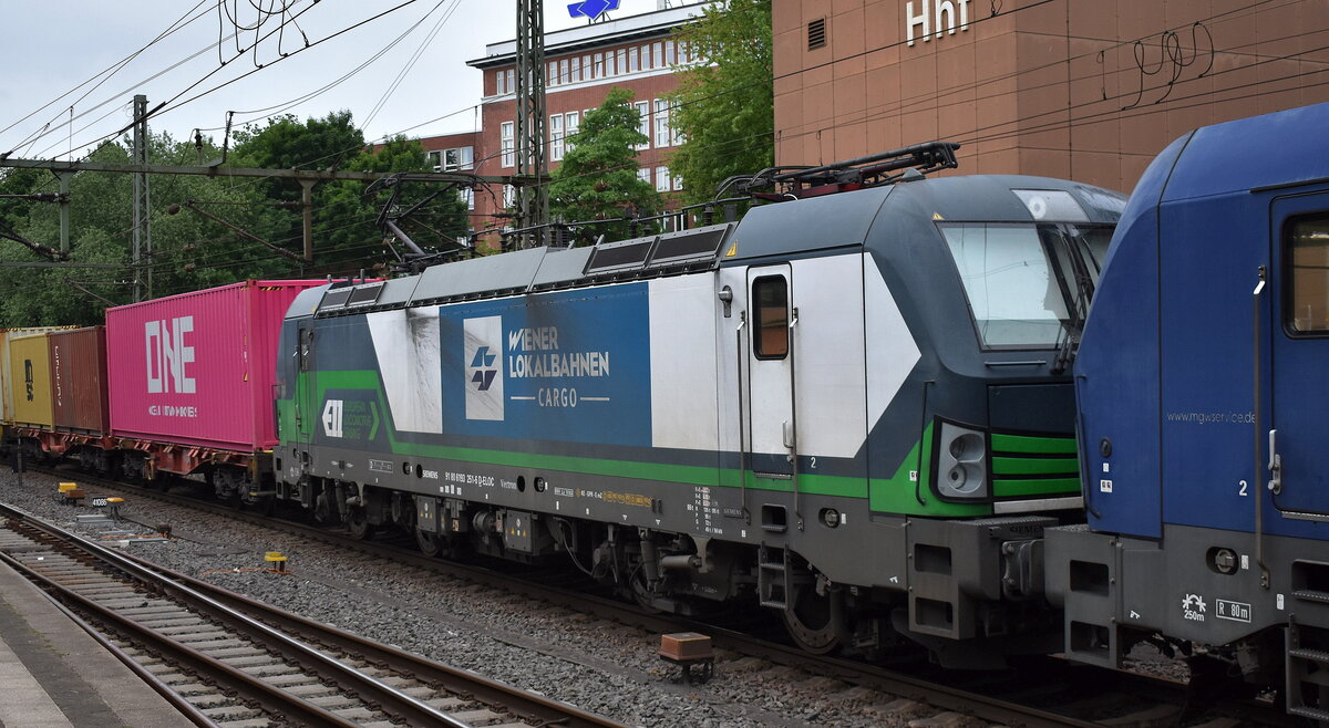 Wiener Lokalbahnen Cargo GmbH, Wien [A] mit Doppeltraktion mit der von der mgw Service GmbH & Co. KG, Kassel [D] gemieteten Vectron  193 845  [NVR-Nummer: 91 80 6193 845-5 D-MGW] + der geleasten ELL Vectron  193 251  [NVR-Nummer: 91 80 6193 251-6 D-ELOC] und einem Containerzug Richtung Hamburger Hafen am 27.05.25 Höhe Bahnhof Hamburg-Harburg.