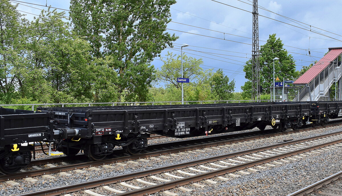 Willke Logistics GmbH mit recht neu aussehenden Drehgestell-Flachwagen der eigenen Firma mit ungarischer Registrierung, im Bild der Wagen mit der Nr. 31 RIV 55 H-WWL 3936 557-9 Res in einem Ganzzug am 16.05.25 Höhe Bahnhof Saarmund.