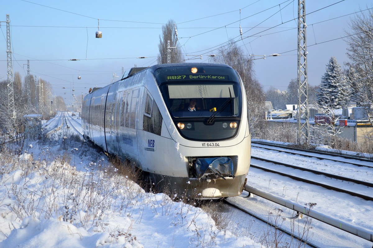 Wintermärchen, in Berlin hat es über Nacht geschneit, feinster Schnee und Sonne lassen endlich mal wieder seltene Winterbilder von Bahnfahrzeugen aus Berlin im Schnee zu, hier ein RB27 (NEB VT 643.04) bei der Einfahrt Bhf. Berlin-Karow am 29.12.14